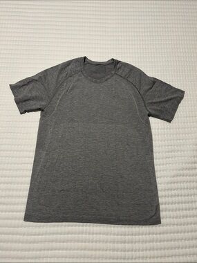 lululemon athletica Men's Heather Grey Short Sleeve Crew